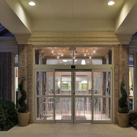 Hilton Garden Inn Addison Exterior photo