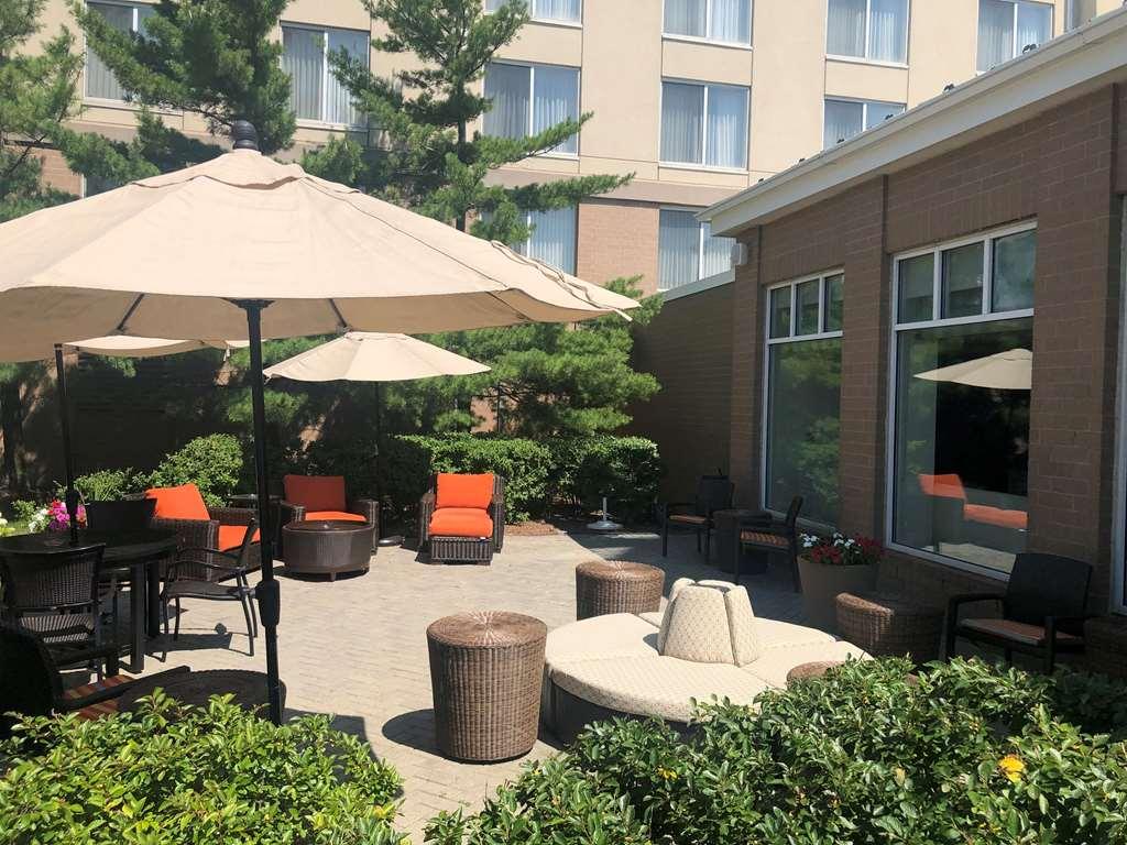 Hilton Garden Inn Addison Exterior photo