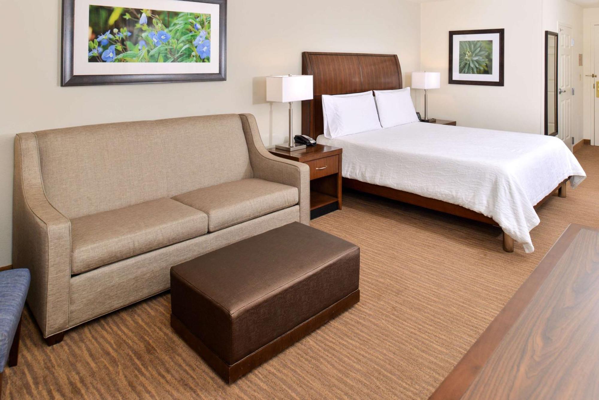 Hilton Garden Inn Addison Exterior photo