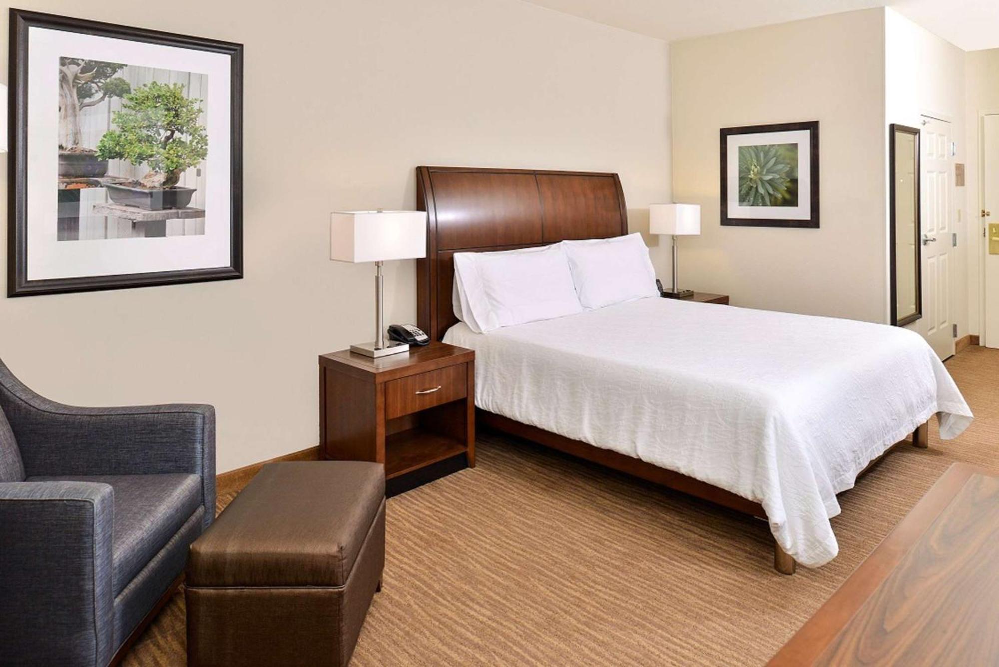 Hilton Garden Inn Addison Exterior photo