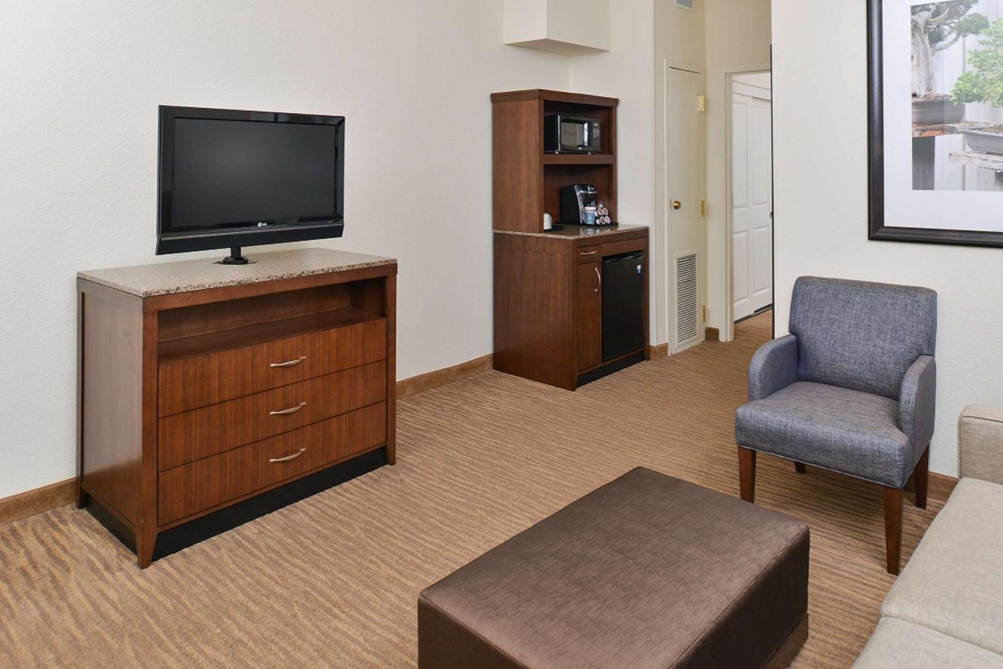 Hilton Garden Inn Addison Exterior photo