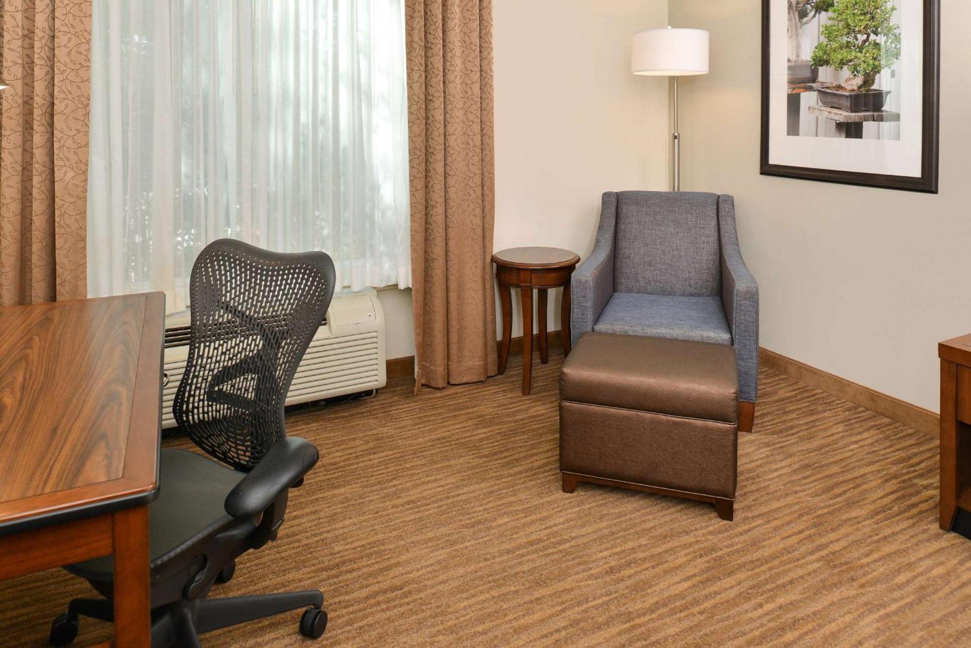 Hilton Garden Inn Addison Exterior photo